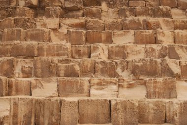 Kahire, Mısır - 05 Ekim 2023. Büyük Piramidin fotoğrafı Kahire 'nin Giza şehrinde sisli bir sabahta ilginç bir perspektiften çekildi.