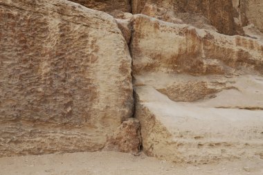 Kahire, Mısır - 05 Ekim 2023. Büyük Piramidin fotoğrafı Kahire 'nin Giza şehrinde sisli bir sabahta ilginç bir perspektiften çekildi.