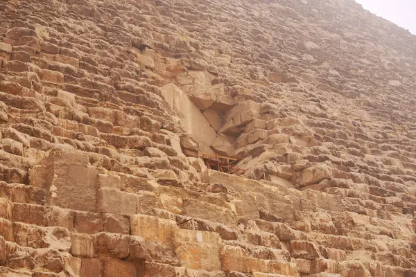 2023年10月5日 埃及开罗 开罗吉萨 一个雾蒙蒙的早晨 从有趣的角度拍摄大金字塔的照片 图库照片