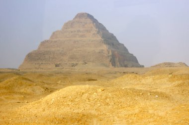 Bulutların altında sisli bir sabahta Mısır 'da Djoser Basamaklı Piramidi' nin panoramik görüntüsü