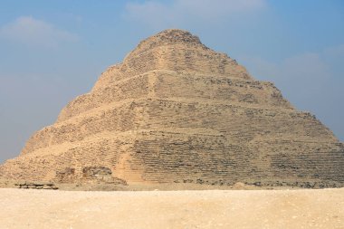 Bulutların altında sisli bir sabahta Mısır 'da Djoser Basamaklı Piramidi' nin panoramik görüntüsü