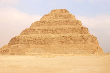 Bulutların altında sisli bir sabahta Mısır 'da Djoser Basamaklı Piramidi' nin panoramik görüntüsü