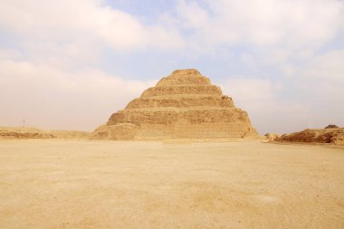 Bulutların altında sisli bir sabahta Mısır 'da Djoser Basamaklı Piramidi' nin panoramik görüntüsü