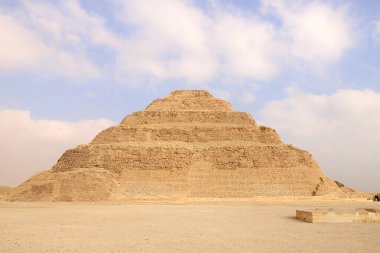 Bulutların altında sisli bir sabahta Mısır 'da Djoser Basamaklı Piramidi' nin panoramik görüntüsü