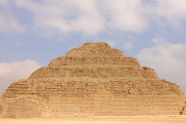Bulutların altında sisli bir sabahta Mısır 'da Djoser Basamaklı Piramidi' nin panoramik görüntüsü