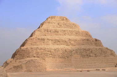 Bulutların altında sisli bir sabahta Mısır 'da Djoser Basamaklı Piramidi' nin panoramik görüntüsü