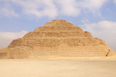 Bulutların altında sisli bir sabahta Mısır 'da Djoser Basamaklı Piramidi' nin panoramik görüntüsü
