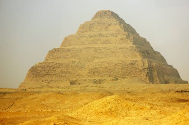 Bulutların altında sisli bir sabahta Mısır 'da Djoser Basamaklı Piramidi' nin panoramik görüntüsü