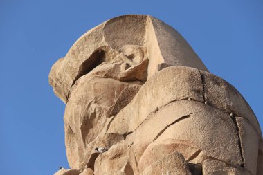 Memnon 'un ünlü Colossi' si. Firavun Amenhotep III 'ün devasa yıkılmış heykelleri. Lüksemburg yakınlarındaki seyahat ve turistik beldeler Batı Şeria, Teb, Lüksör, Kuzey Afrika
