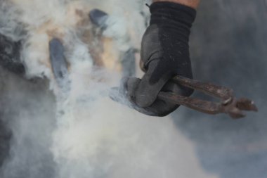 Farrier atın toynağına uyuyor. Hayvan çiftliğinde binicilik hayatı. Çiftlikteki demirci ata at nalı takıyor.