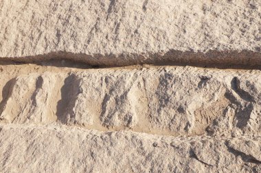 Aswan 'ın granit ocaklarındaki bitmemiş dikilitaşın detayları. Bir taş ocağı Assuan Mısır 'da tamamlanmamış devasa bir dikilitaş.