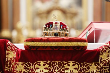  2024 Ekim; Szolnok Trinity Tapınağı, Macaristan; Aziz Stephen Tacının sertifikalı kopyası. Tüm Macar krallarının tacı. 