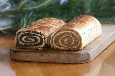Ev yapımı ceviz ve haşhaş tohumu böreği namı diğer Macaristan 'da beigli. Geleneksel Macar Noel 'i ya da Paskalya pastası Noel' de bejgli olur. Tahtada taze pişmiş tatlı turtalar.