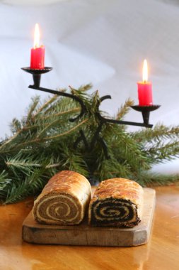 Ev yapımı ceviz ve haşhaş tohumu böreği namı diğer Macaristan 'da beigli. Geleneksel Macar Noel 'i ya da Paskalya pastası Noel' de bejgli olur. Tahtada taze pişmiş tatlı turtalar.