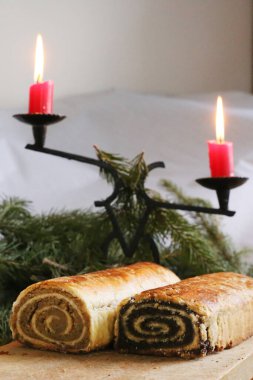 Ev yapımı ceviz ve haşhaş tohumu böreği namı diğer Macaristan 'da beigli. Geleneksel Macar Noel 'i ya da Paskalya pastası Noel' de bejgli olur. Tahtada taze pişmiş tatlı turtalar.