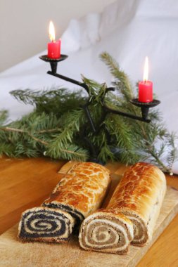 Ev yapımı ceviz ve haşhaş tohumu böreği namı diğer Macaristan 'da beigli. Geleneksel Macar Noel 'i ya da Paskalya pastası Noel' de bejgli olur. Tahtada taze pişmiş tatlı turtalar.