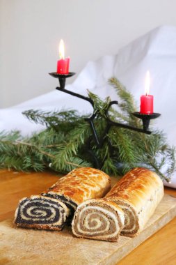 Ev yapımı ceviz ve haşhaş tohumu böreği namı diğer Macaristan 'da beigli. Geleneksel Macar Noel 'i ya da Paskalya pastası Noel' de bejgli olur. Tahtada taze pişmiş tatlı turtalar.