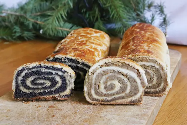 Ev yapımı ceviz ve haşhaş tohumu böreği namı diğer Macaristan 'da beigli. Geleneksel Macar Noel 'i ya da Paskalya pastası Noel' de bejgli olur. Tahtada taze pişmiş tatlı turtalar.