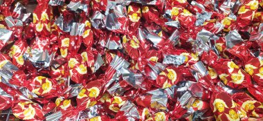 Geleneksel Macar Noel tatlılığı yığını. Adı Szaloncukor, nam-ı diğer salon şekeri. Noel ağacı için süslemeler. Tatil arkaplanı