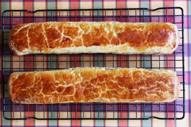 Ev yapımı ceviz ve haşhaş tohumu kompozisyonu nam-ı diğer Beigli Macaristan 'da. Geleneksel Macar Noel 'i ya da Noel zamanı Bejgli Paskalya pastası. Taze pişmiş tatlı meyveli kekler kareli masa örtüsü arka planında 