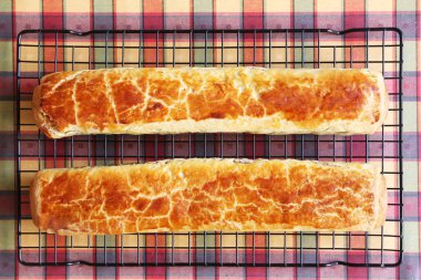 Ev yapımı ceviz ve haşhaş tohumu kompozisyonu nam-ı diğer Beigli Macaristan 'da. Geleneksel Macar Noel 'i ya da Noel zamanı Bejgli Paskalya pastası. Taze pişmiş tatlı meyveli kekler kareli masa örtüsü arka planında 