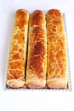 Ev yapımı ceviz ve haşhaş tohumu kompozisyonu nam-ı diğer Beigli Macaristan 'da. Geleneksel Macar Noel 'i ya da Noel zamanı Bejgli Paskalya pastası. Beyaz masa örtüsü üzerinde taze pişmiş tatlı meyveli kekler. 