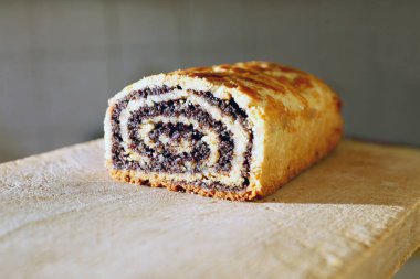 Walnut ve Poppy Seeds Rolls 'un yakın çekimi. Geleneksel Macar Ev Yapımı Noel Beigli veya Tahta Tahta Kurulda Bejgli Pastası. Tatil Arkaplanı
