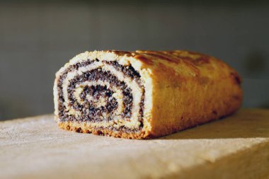 Walnut ve Poppy Seeds Rolls 'un yakın çekimi. Geleneksel Macar Ev Yapımı Noel Beigli veya Tahta Tahta Kurulda Bejgli Pastası. Tatil Arkaplanı
