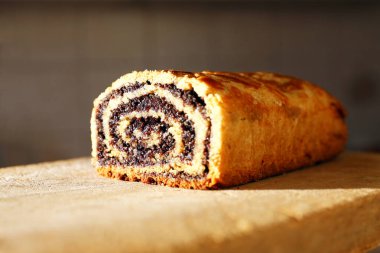 Walnut ve Poppy Seeds Rolls 'un yakın çekimi. Geleneksel Macar Ev Yapımı Noel Beigli veya Tahta Tahta Kurulda Bejgli Pastası. Tatil Arkaplanı