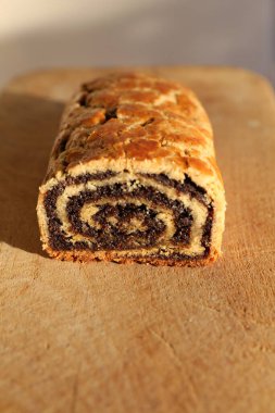 Walnut ve Poppy Seeds Rolls 'un yakın çekimi. Geleneksel Macar Ev Yapımı Noel Beigli veya Tahta Tahta Kurulda Bejgli Pastası. Tatil Arkaplanı