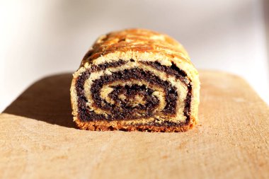 Walnut ve Poppy Seeds Rolls 'un yakın çekimi. Geleneksel Macar Ev Yapımı Noel Beigli veya Tahta Tahta Kurulda Bejgli Pastası. Tatil Arkaplanı