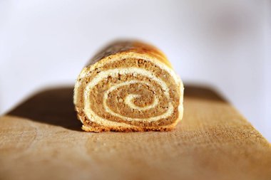 Walnut ve Poppy Seeds Rolls 'un yakın çekimi. Geleneksel Macar Ev Yapımı Noel Beigli veya Tahta Tahta Kurulda Bejgli Pastası. Tatil Arkaplanı