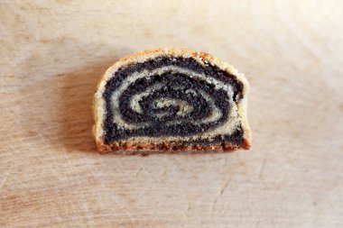 Walnut ve Poppy Seeds Rolls 'un yakın çekimi. Geleneksel Macar Ev Yapımı Noel Beigli veya Tahta Tahta Kurulda Bejgli Pastası. Tatil Arkaplanı