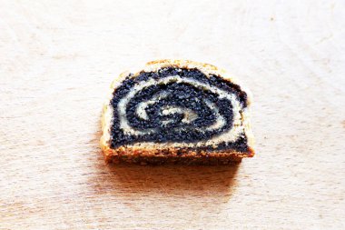 Walnut ve Poppy Seeds Rolls 'un yakın çekimi. Geleneksel Macar Ev Yapımı Noel Beigli veya Tahta Tahta Kurulda Bejgli Pastası. Tatil Arkaplanı