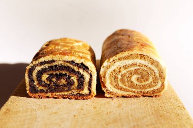 Walnut ve Poppy Seeds Rolls 'un yakın çekimi. Geleneksel Macar Ev Yapımı Noel Beigli veya Tahta Tahta Kurulda Bejgli Pastası. Tatil Arkaplanı