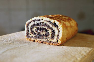 Walnut ve Poppy Seeds Rolls 'un yakın çekimi. Geleneksel Macar Ev Yapımı Noel Beigli veya Tahta Tahta Kurulda Bejgli Pastası. Tatil Arkaplanı