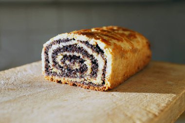 Walnut ve Poppy Seeds Rolls 'un yakın çekimi. Geleneksel Macar Ev Yapımı Noel Beigli veya Tahta Tahta Kurulda Bejgli Pastası. Tatil Arkaplanı