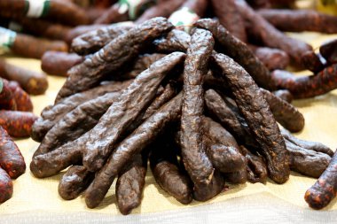 Geleneksel Macar ev yapımı özel yiyecekler, salam sosisi vs. yakın çekim kompozisyonu. Satılık çiftçi pazarında. Piyasada satılan ev yapımı lezzetli ürünler yığını