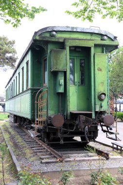 Stalin 'in zırhlı vagonu Gori Müzesi bahçesinde. Stalin 'in şahsi arabası 1 Mayıs 2025' te Gori 'de Rus diktatöre adanmış bir müzede görüldü.