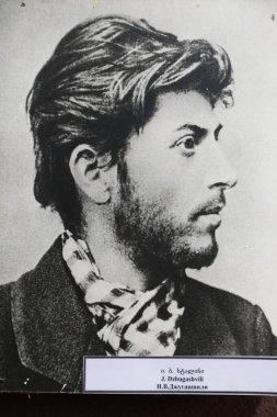 01 numara. Mayıs 2025 Gori Georgia - Joseph Vissarionovich Dzhugashvili 'nin Portresi diğer adıyla Stalin doğduğu kasabada asılı duruyor. Gori şehrindeki Stalin Müzesi 'nde sergi 