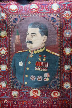 01 numara. Mayıs 2025 Gori Georgia - Joseph Vissarionovich Dzhugashvili 'nin Portresi diğer adıyla Stalin doğduğu kasabada asılı duruyor. Gori şehrindeki Stalin Müzesi 'nde sergi 