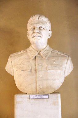 01 numara. Mayıs 2025 Gori Georgia - Josif Vissarionovich Dzhugashvili 'nin heykeli. Gori şehrindeki Stalin Müzesi 'nde sergi 