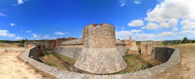 Salses kalesinin panoramik manzarası, Salses-le-Chateau, Doğu Pireneleri, Languedoc-Roussillon bölgesi, Fransa
