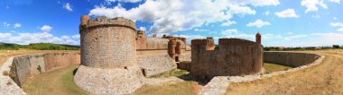 Salses kalesinin panoramik manzarası, Salses-le-Chateau, Doğu Pireneleri, Languedoc-Roussillon bölgesi, Fransa