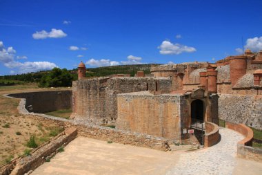 Salses kalesinin panoramik manzarası, Salses-le-Chateau, Doğu Pireneleri, Languedoc-Roussillon bölgesi, Fransa