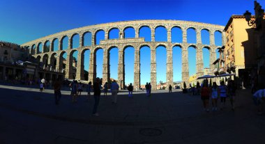 Antik Roma su kemerlerinin panoramik görüntüsü şehre su taşır. Segovia Castilla İspanya Plaza del Artilleria manzaralı 