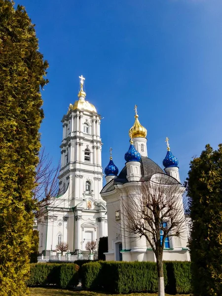 Kościoły Pochajewie Tle Błękitnego Nieba Ukraina — Zdjęcie stockowe