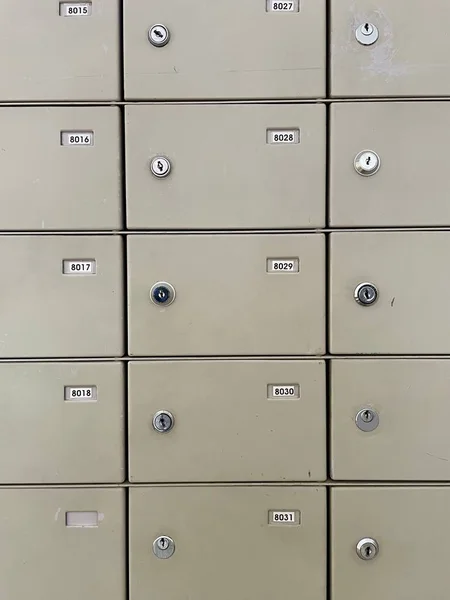 İçinde numaralar olan bir kiralık kasa.