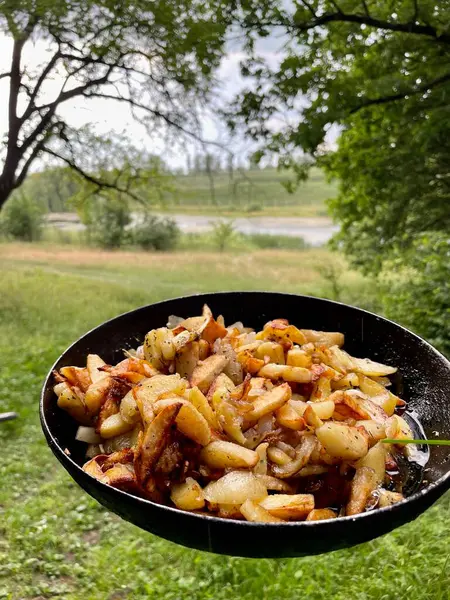 Patates kızartması kızartma tavasında.