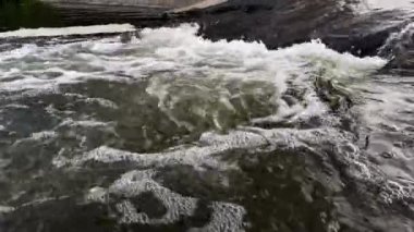 Yazın kayaların üzerinden akan su